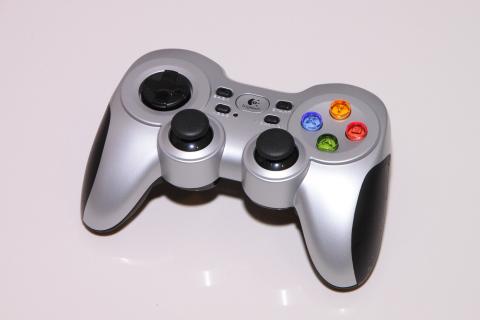 Gamepad. The French for "gamepad" is "manette".