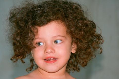 Curly hair. The French for "curly hair" is "des cheveux bouclés".