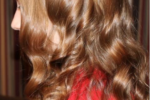 Wavy hair. The French for "wavy hair" is "des cheveux ondulés".