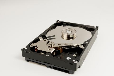Hard drive. The French for "hard drive" is "disque dur".