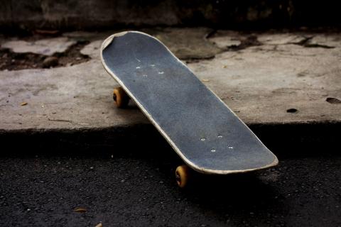 A skateboard. The French for "a skateboard" is "un skateboard".