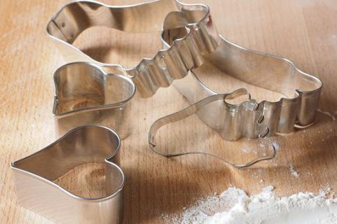 Cookie cutter. The French for "cookie cutter" is "emporte-pièce".