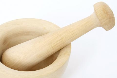 Pestle. The French for "pestle" is "pilon".