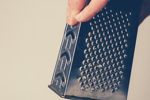 To grate. The French for "to grate" is "râper".