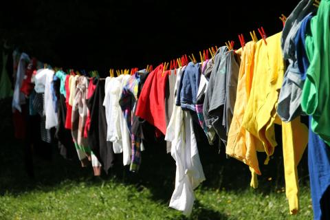Laundry. The French for "laundry" is "linge".