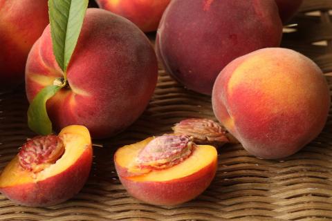 Some peaches. The French for "some peaches" is "des pêches".