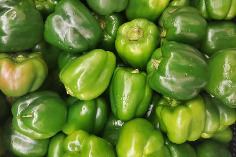Some green peppers. The French for "some green peppers" is "des poivrons verts".