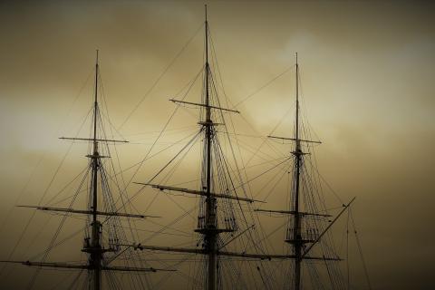 Mast. The French for "mast" is "mât".