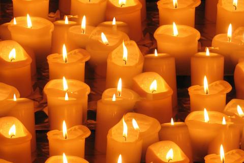 Candles. The French for "candles" is "bougies".