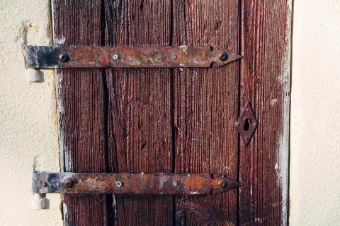 Hinges. The French for "hinges" is "charnières".