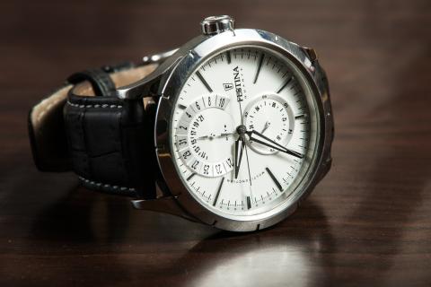 Watch. The French for "watch" is "regarde".