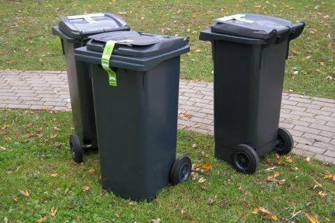 A bin. The French for "a bin" is "une poubelle".