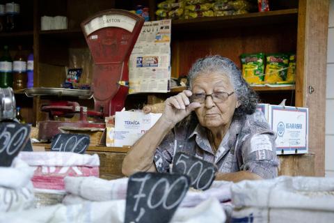 A seller; a vendor (feminine). The French for "a seller; a vendor (feminine)" is "une vendeuse".