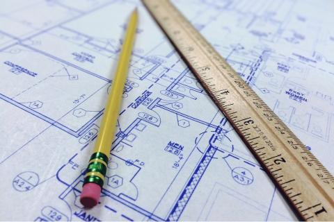 The architect is doing the house plans.. The French for "The architect is doing the house plans." is "L’architecte fait les plans de la maison.".