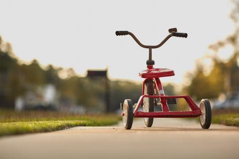 Some tricycles. The French for "some tricycles" is "des tricycles".