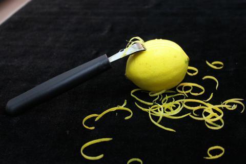 Zester. The German for "zester" is "Zester".