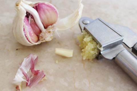 Garlic press. The German for "garlic press" is "Knoblauchpresse".