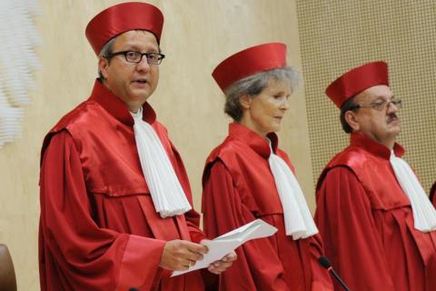 Robe. The German for "robe" is "Gewand".