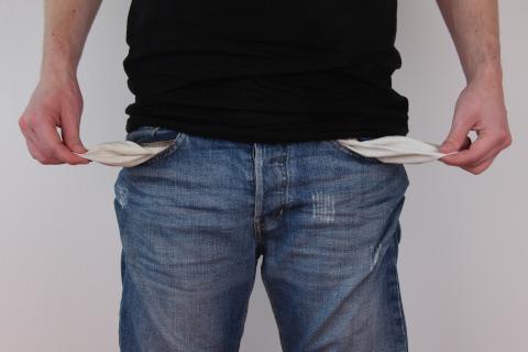 Pockets. The Greek for "pockets" is "τσέπες".