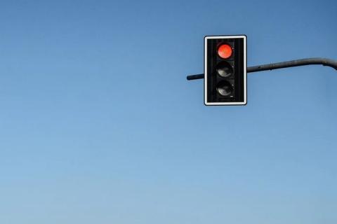 Red light. The Greek for "red light" is "κόκκινο φως".