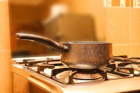 The saucepan. The Greek for "the saucepan" is "η κατσαρόλα".