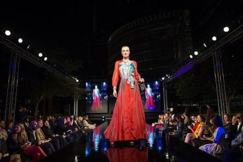 Fashion show. The Greek for "fashion show" is "επίδειξη μόδας".