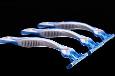 Shaver. The Greek for "shaver" is "ξυριστική μηχανή".