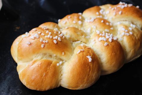 Brioche. The Greek for "brioche" is "τσουρέκι".
