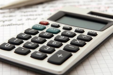 Calculator. The Greek for "calculator" is "αριθμομηχανή".