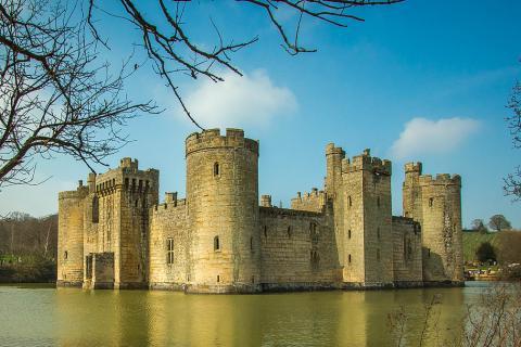 Castle. The Hindi for "castle" is "किला".