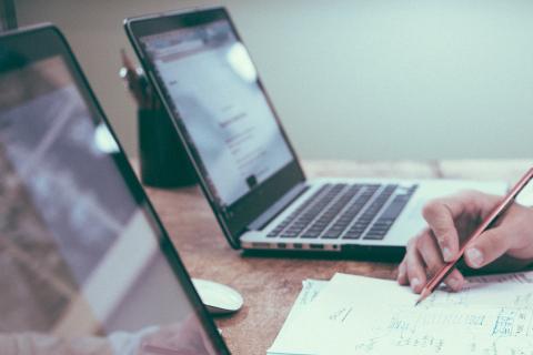 Laptops. The Italian for "laptops" is "computer portatili".