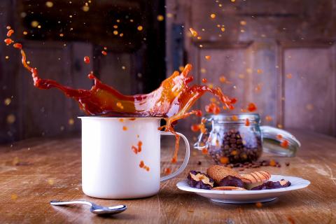 To splash. The Italian for "to splash" is "schizzare".