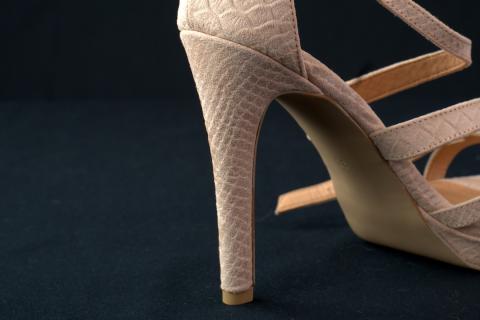 Heel. The Italian for "heel" is "tacco".