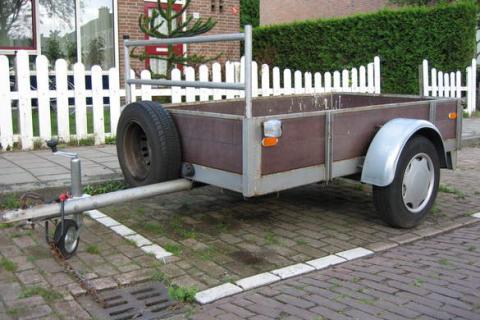 Trailer. The Italian for "trailer" is "rimorchio".