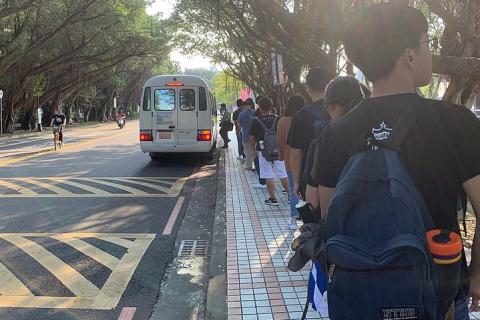 Queue. The Italian for "queue" is "coda".