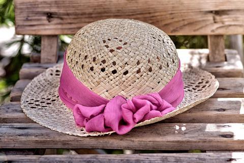 Hat. The Italian for "hat" is "cappello".