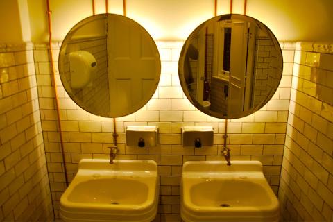 Mirror. The Italian for "mirror" is "specchio".