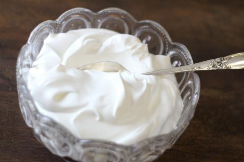 Cream. The Pandunia for "cream" is "krem".
