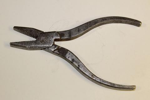 Pliers. The Pandunia for "pliers" is "pinse gi".