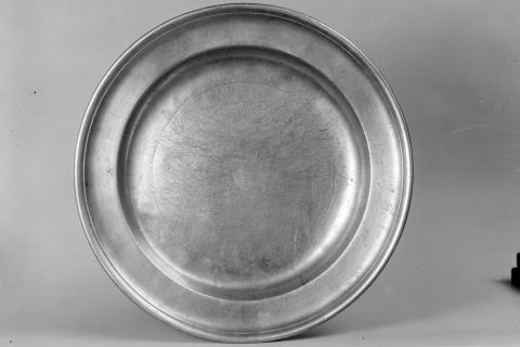 Plate. The Pandunia for "plate" is "plate tasa".