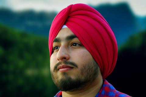 Turban. The Pandunia for "turban" is "pagri".