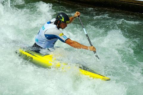 Canoe. The Pandunia for "canoe" is "kano".