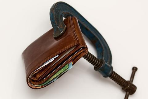 Expensive. The Portuguese for "expensive" is "caro".