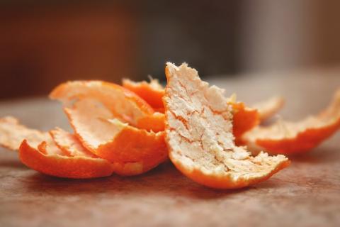 Orange peel. The Portuguese for "orange peel" is "casca de laranja".
