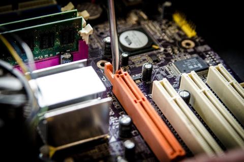 It. The Portuguese for "it" is "isso".