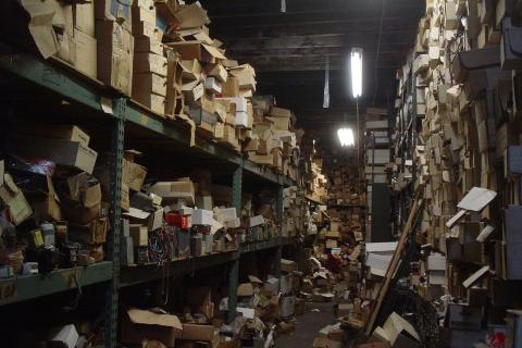 Messy. The Portuguese for "messy" is "desarrumado".