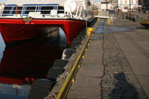 Quay. The Spanish for "quay" is "muelle".