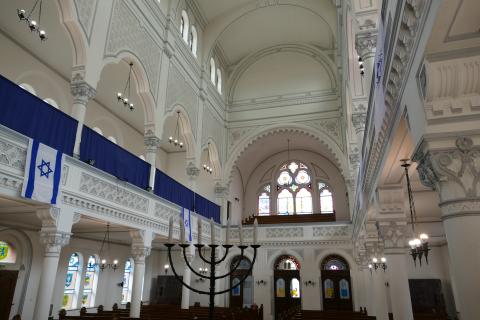 Synagogue. The Spanish for "synagogue" is "sinagoga".