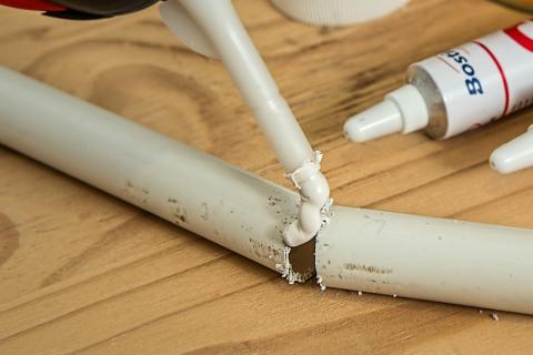 Glue. The Spanish for "glue" is "pegamento".