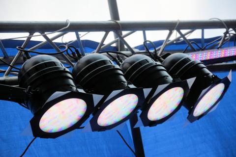 Spotlights. The Spanish for "spotlights" is "focos".